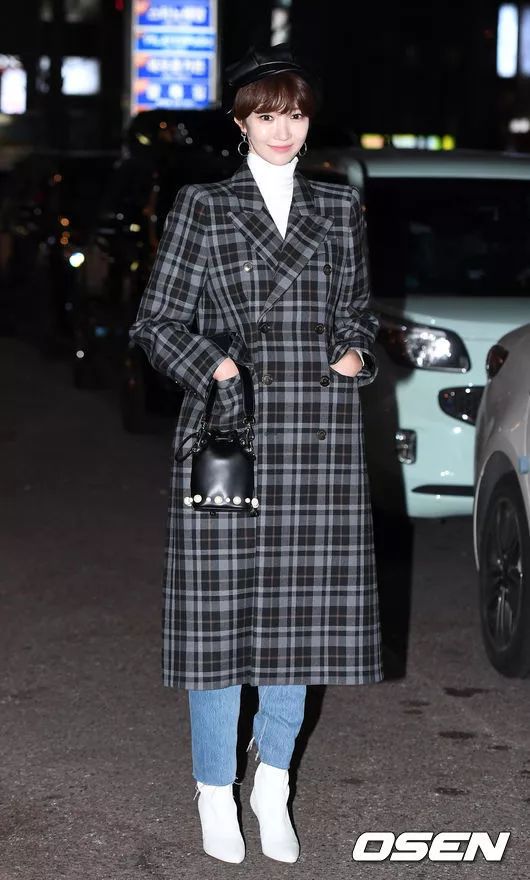 本周TA最潮：西卡全白美翻机场SUZY星空裙养眼素颜也完美