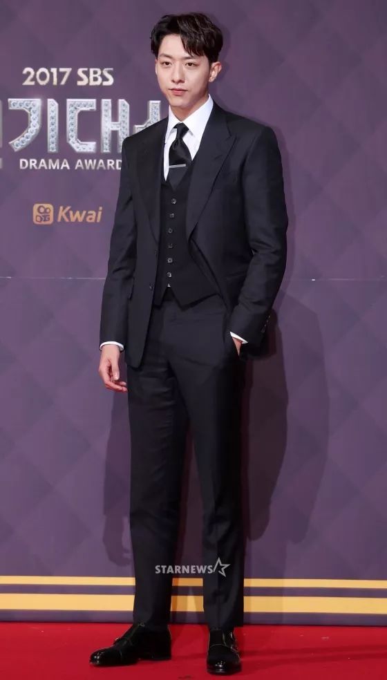 本周TA最潮：西卡全白美翻机场SUZY星空裙养眼素颜也完美