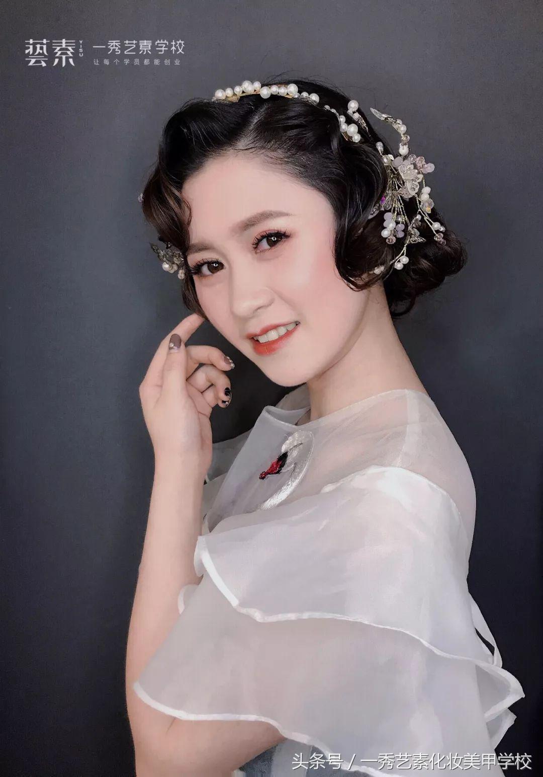 哇，那女生好漂亮了！切，还不是化出来的