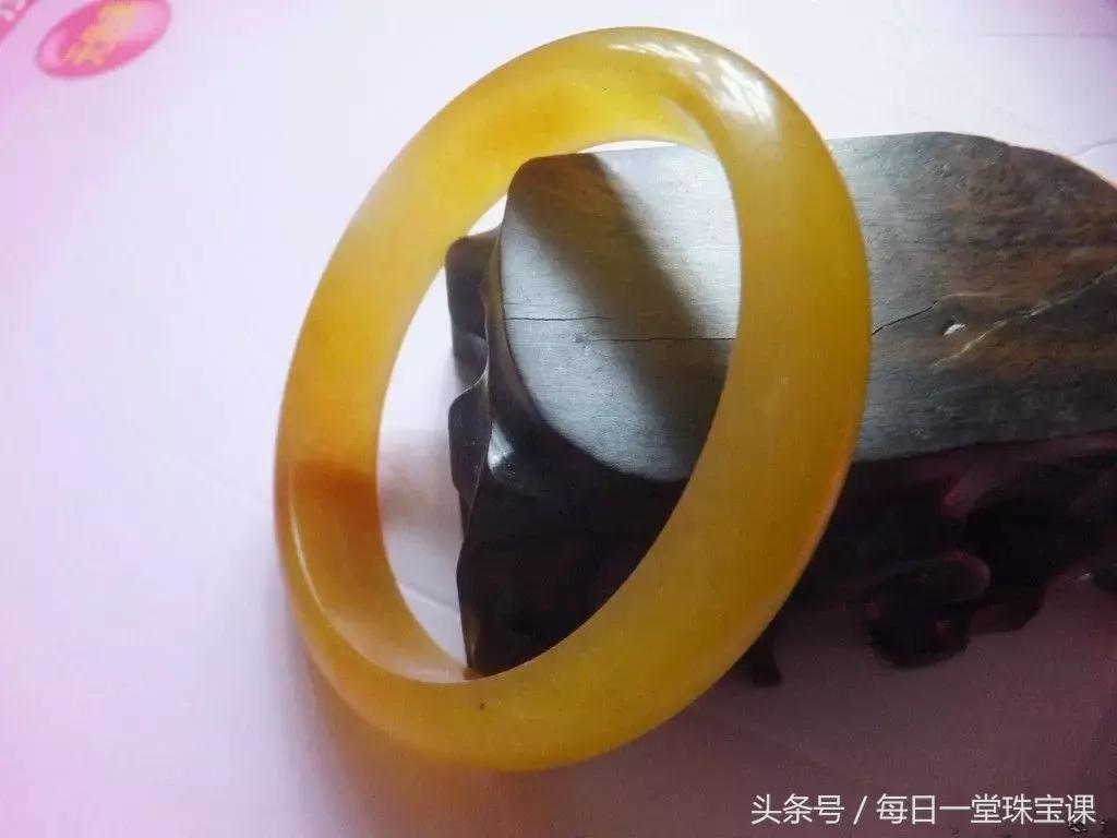 小伙子送丈母娘翡翠手镯,女婿给丈母娘送黄金手镯