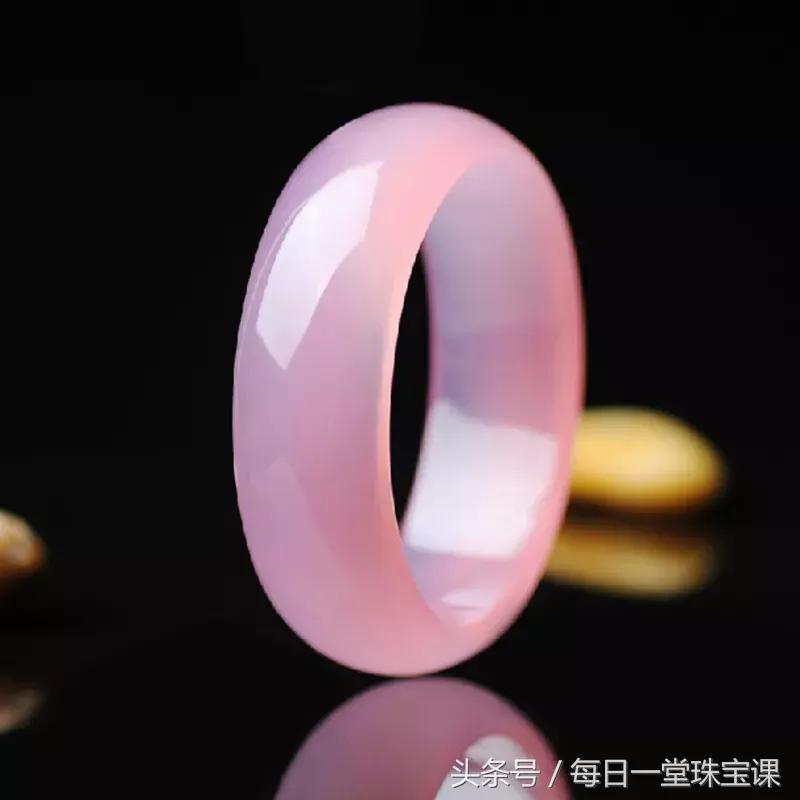 小伙子送丈母娘翡翠手镯,女婿给丈母娘送黄金手镯