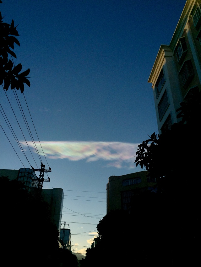 云南楚雄出现大片七彩祥云,七彩祥云云南大理