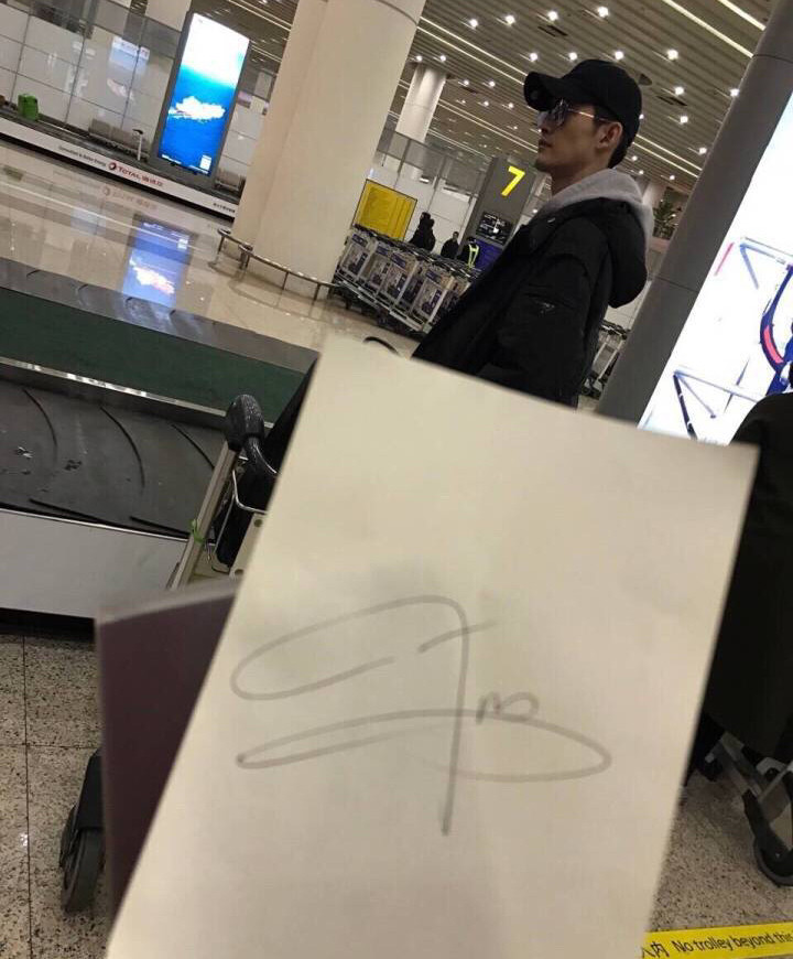 张翰不带助理，主动帮陌生人提箱子，不听导游劝阻，脾气还挺倔