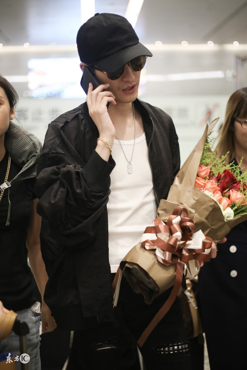 张翰不带助理，主动帮陌生人提箱子，不听导游劝阻，脾气还挺倔