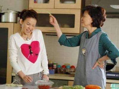 28岁孕妇二胎顺产第十天，突然掉出“一块肉”医生检查后怒斥无知