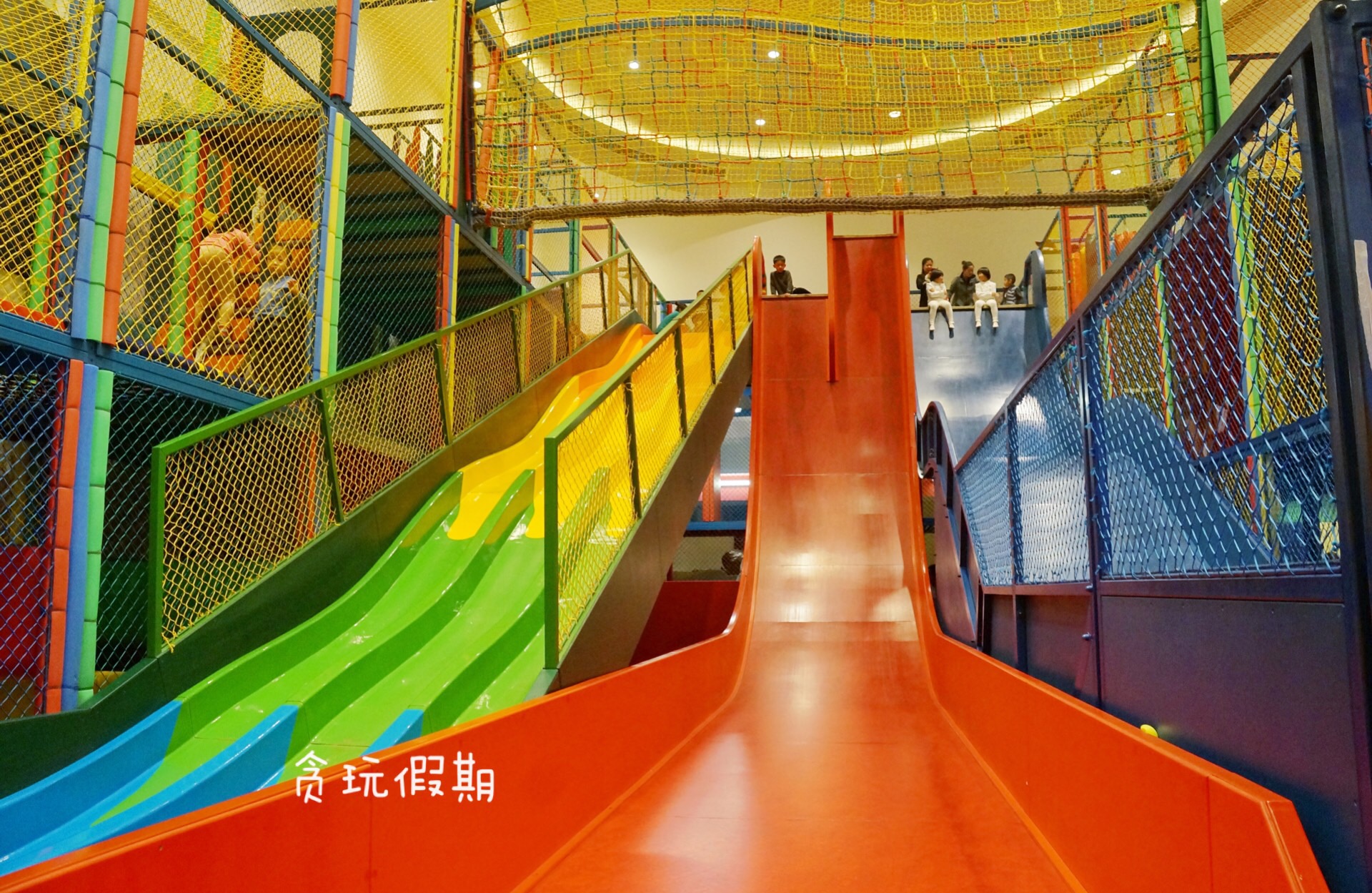 儿童魔鬼大滑梯在哪里 (小孩子玩90度魔鬼滑梯)