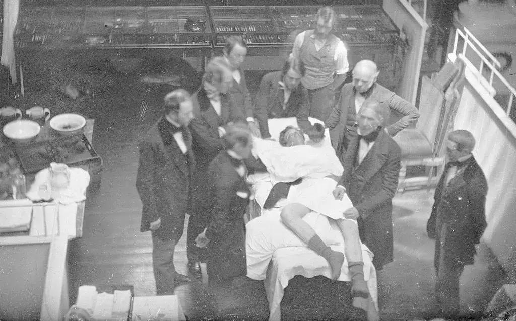 他完成首例妇科手术,被誉为女性的恩人,却因一场实验被批为恶魔