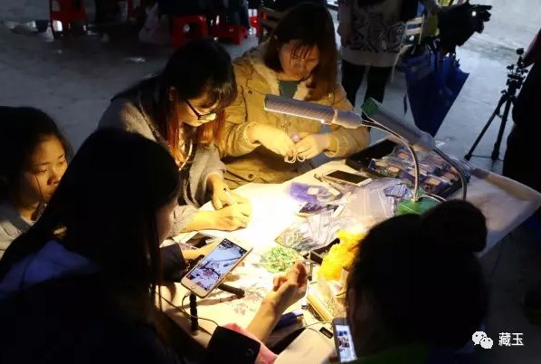 直播黑幕：揭秘月入五万的玉石直播内幕