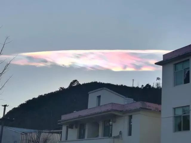 云南楚雄出现大片七彩祥云,七彩祥云云南大理