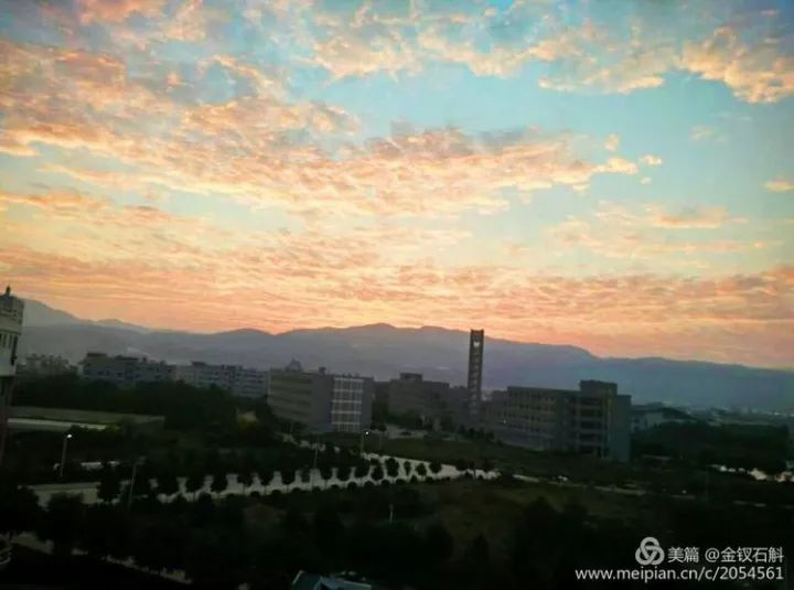 云南楚雄出现大片七彩祥云,七彩祥云云南大理