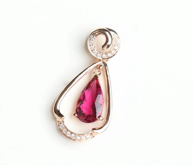 花朵造型的吊坠寓意,水滴造型吊坠寓意