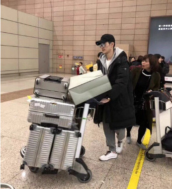 张翰出国旅行视频,张翰海关安检