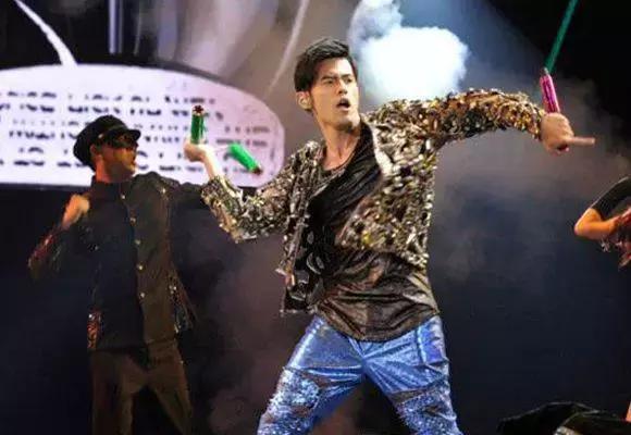 某国内男星带100多盒套套，28根棒棒过海关被扣……