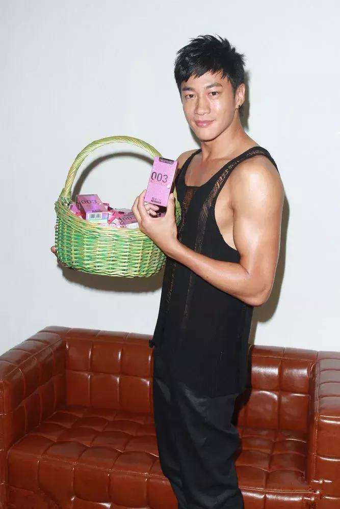 某国内男星带100多盒套套，28根棒棒过海关被扣……