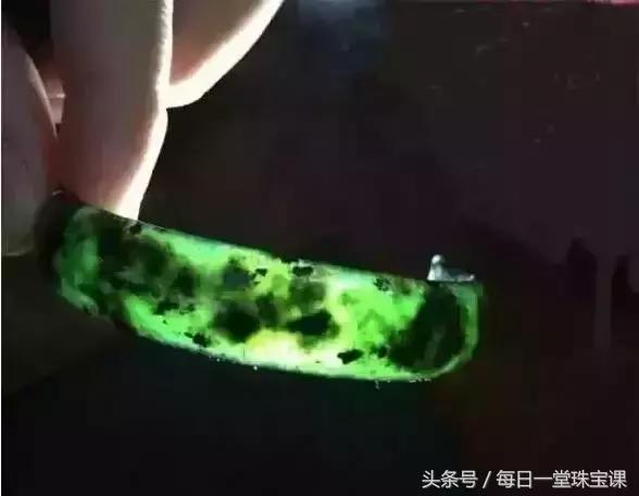 小伙子送丈母娘翡翠手镯,女婿给丈母娘送黄金手镯