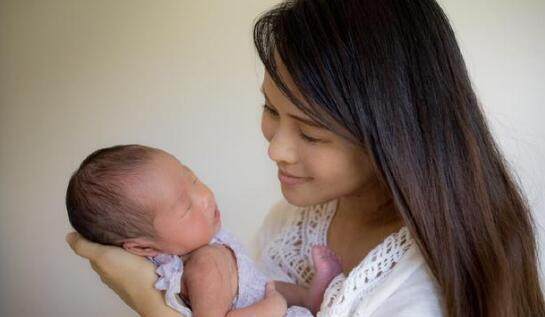 她们都是中国当红明星，却选择在国外偷生孩子，星二代成了外国人