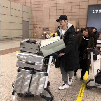 张翰不带助理，主动帮陌生人提箱子，不听导游劝阻，脾气还挺倔