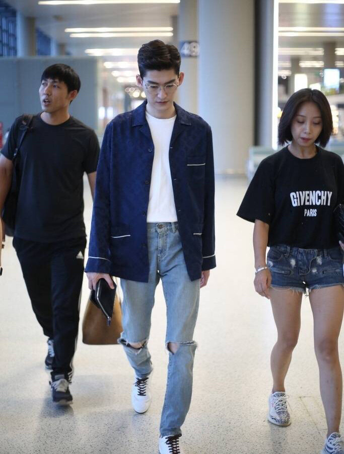 张翰不带助理，主动帮陌生人提箱子，不听导游劝阻，脾气还挺倔