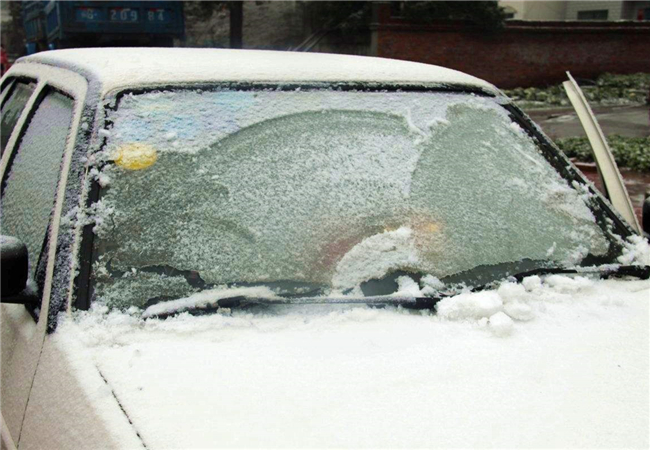 雨刷器冻住了如何快速解冻,雨刷器冻住了不转是怎么回事