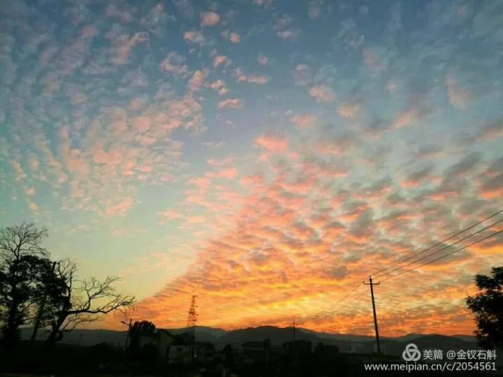 云南楚雄出现大片七彩祥云,七彩祥云云南大理