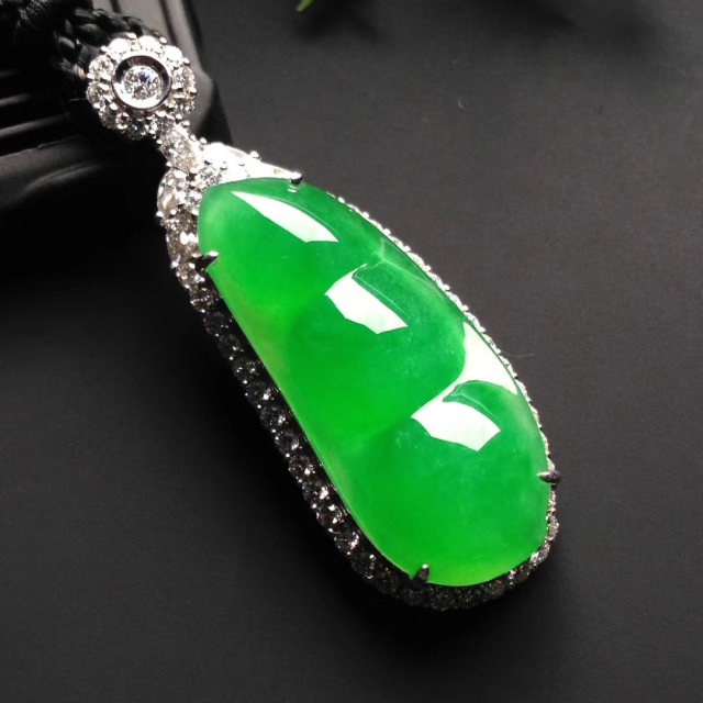 花朵造型的吊坠寓意,水滴造型吊坠寓意