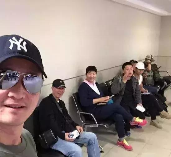 某国内男星带100多盒套套，28根棒棒过海关被扣……