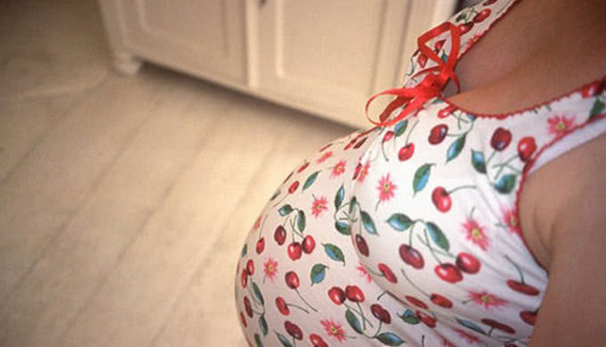 女儿20岁怀孕母亲得知精神崩溃,20岁女儿突然怀孕真相