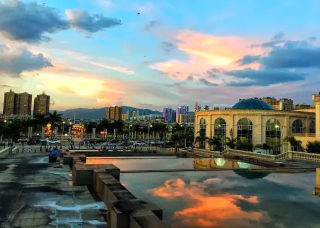 云南楚雄出现大片七彩祥云,七彩祥云云南大理