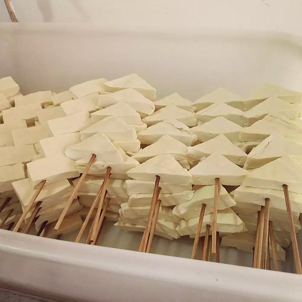 一家刚开业的小吃店,夫妻开了一家臭豆腐小吃店