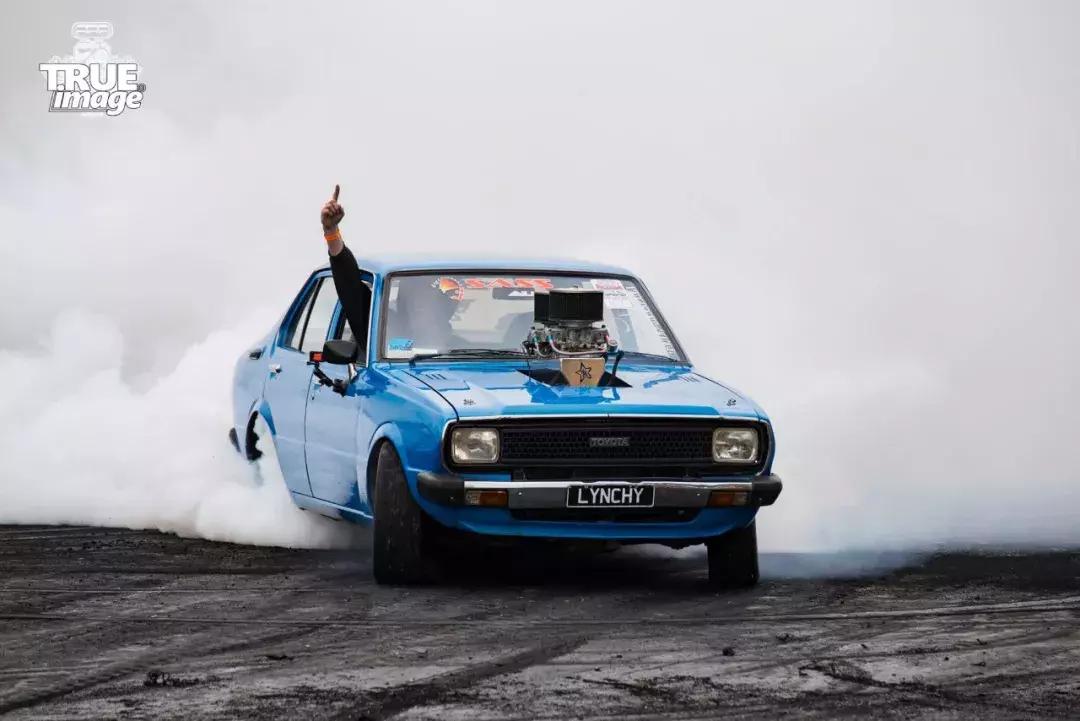 烧胎怎么让烟更大,烧胎怎么能烧出彩色烟雾