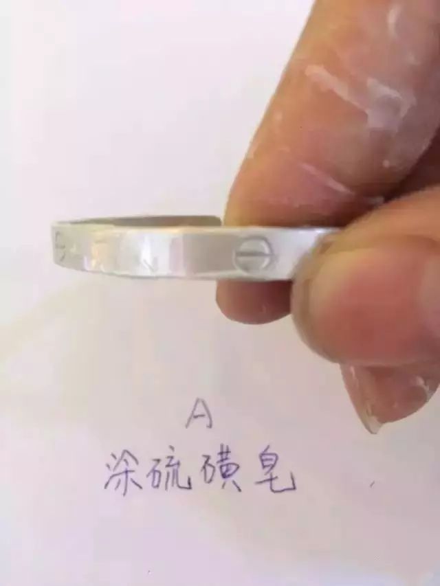 银手镯以前戴很亮最近手镯变黑了,戴银手镯手镯变黑是怎么回事