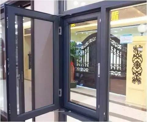 玻璃窗掉落砸伤人算谁的责任,晒衣服坠落