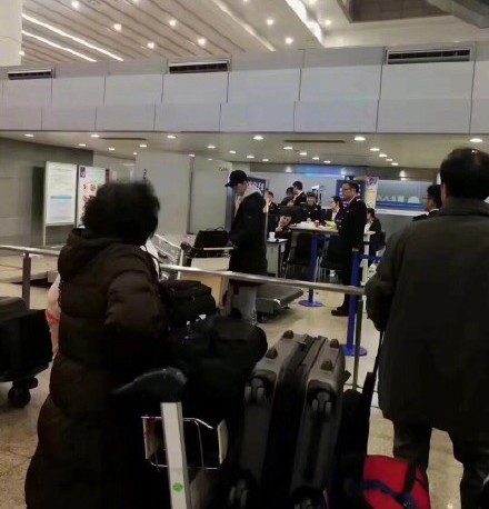 张翰出国旅行视频,张翰海关安检