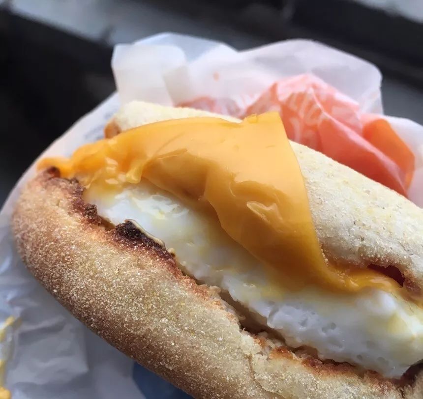 麦当劳成了金拱门,没想到肯德基却凭一个饭团赢了!