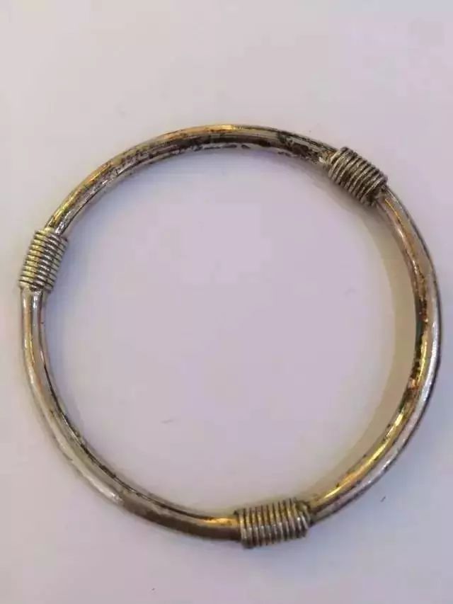 银手镯以前戴很亮最近手镯变黑了,戴银手镯手镯变黑是怎么回事