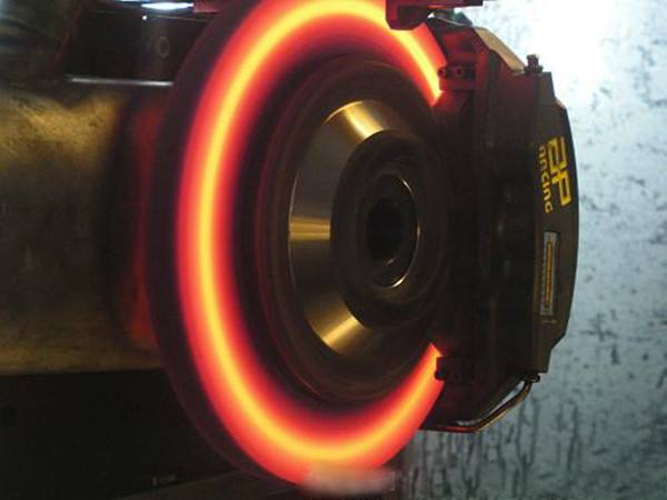 十万公里换刹车片吗,开了十几万公里的车没换过刹车片