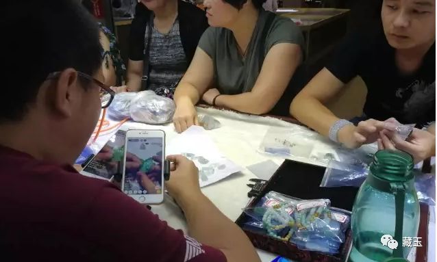 直播黑幕：揭秘月入五万的玉石直播内幕