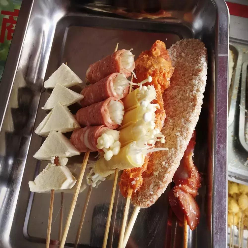 一家刚开业的小吃店,夫妻开了一家臭豆腐小吃店