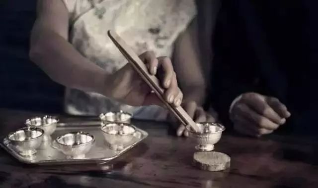 银手镯以前戴很亮最近手镯变黑了,戴银手镯手镯变黑是怎么回事