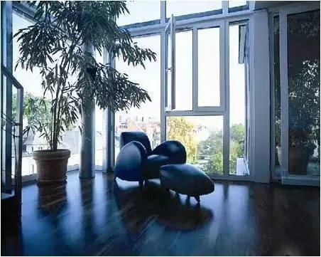 玻璃窗掉落砸伤人算谁的责任,晒衣服坠落