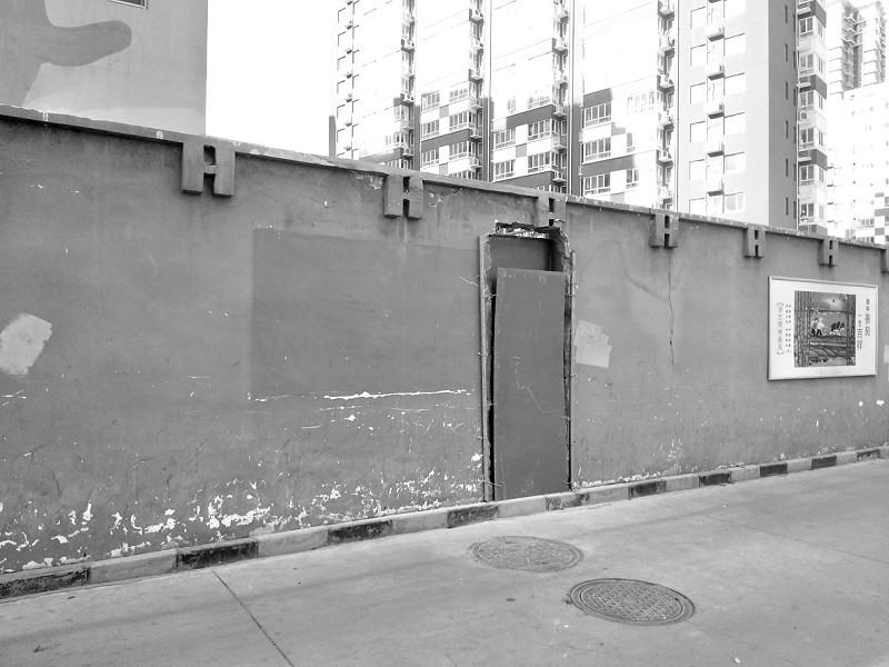 石家庄老旧小区砸墙,一小区墙体被挖出大洞