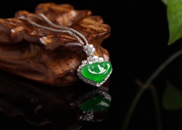 花朵造型的吊坠寓意,水滴造型吊坠寓意