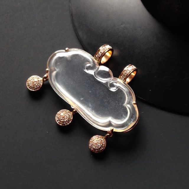 花朵造型的吊坠寓意,水滴造型吊坠寓意