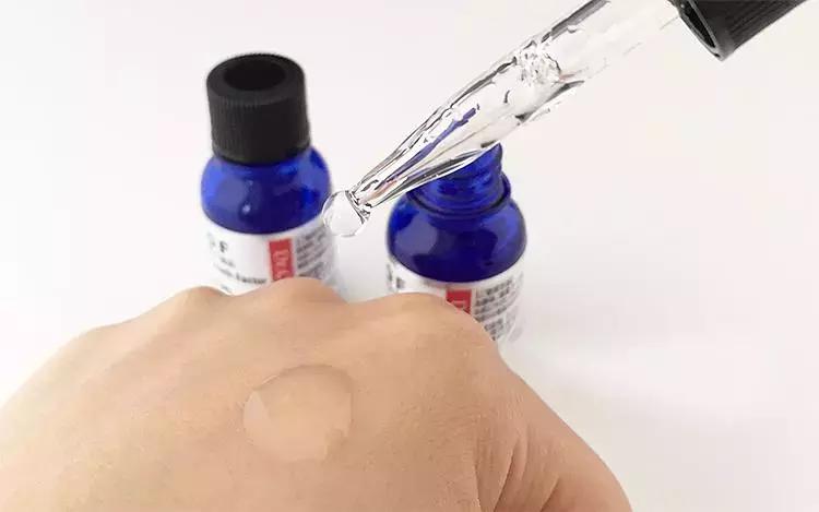 挤不干净的痘痘会长什么,挤不完的痘白色的