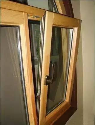 玻璃窗掉落砸伤人算谁的责任,晒衣服坠落