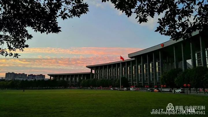 云南楚雄出现大片七彩祥云,七彩祥云云南大理