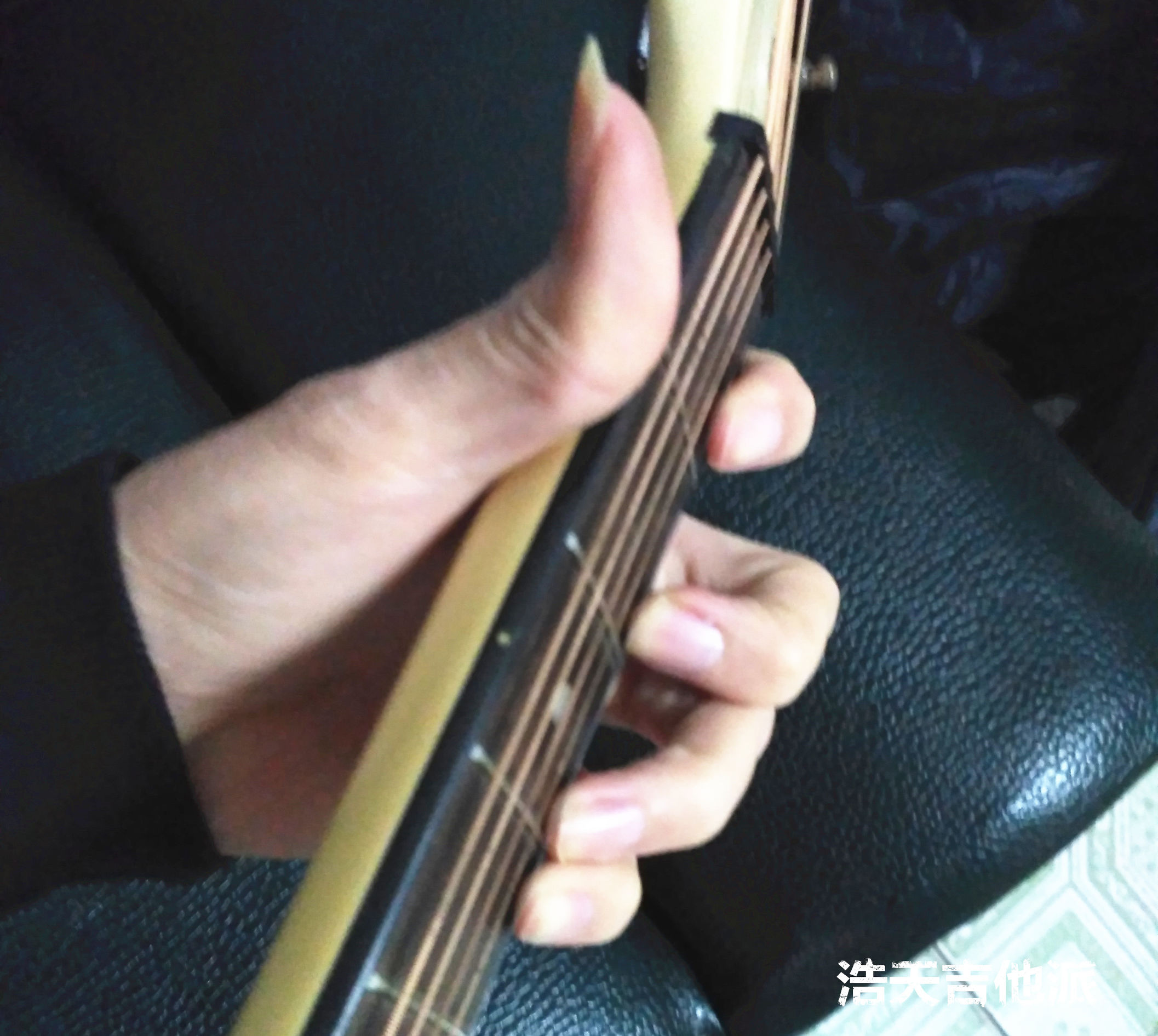 刚开始学吉他手老是弹不过来,刚学吉他手指分不开