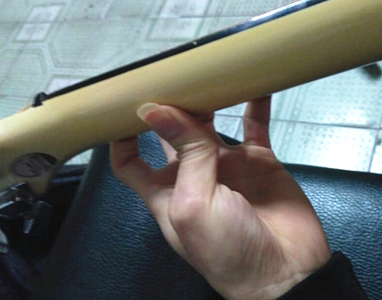 刚开始学吉他手老是弹不过来,刚学吉他手指分不开