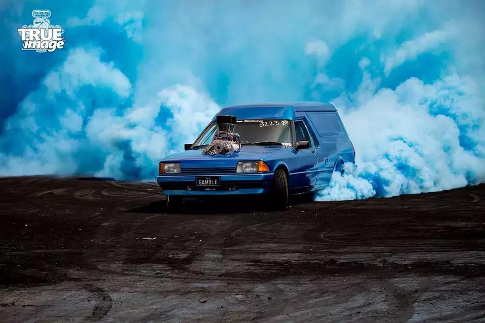 烧胎怎么让烟更大,烧胎怎么能烧出彩色烟雾