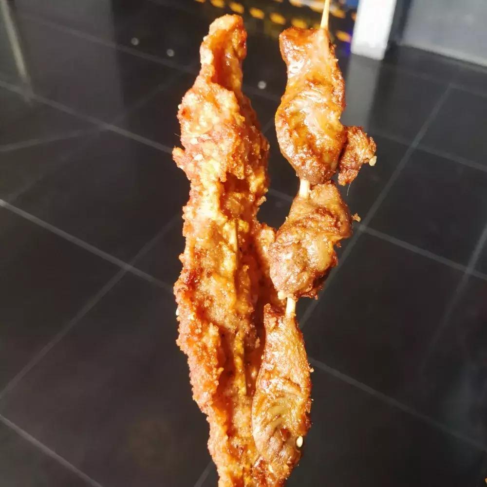 一家刚开业的小吃店,夫妻开了一家臭豆腐小吃店